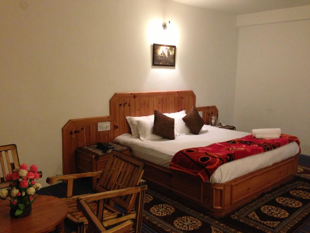 Akash Hills Hotel Manāli Eksteriør bilde