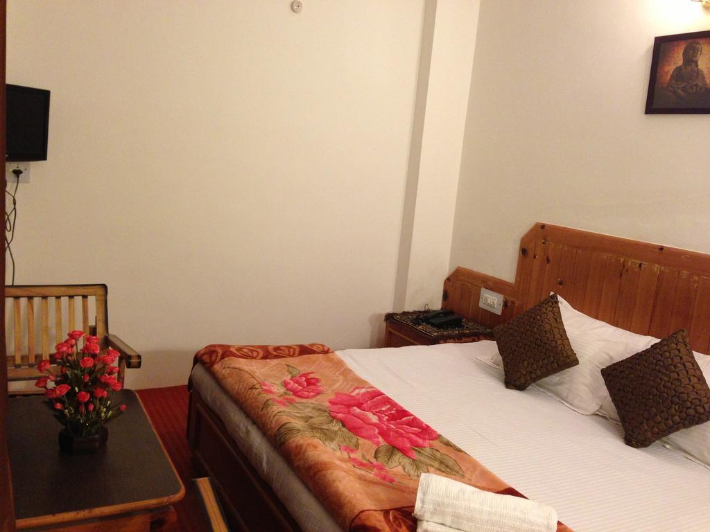 Akash Hills Hotel Manāli Eksteriør bilde